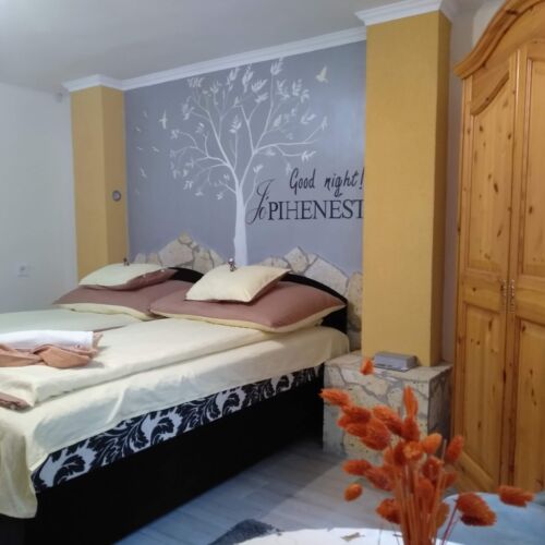 Basement Twin Room with Private Bathroom Down the Hall (extra bed available)
