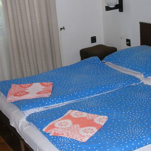 Camera dubla standard la parter