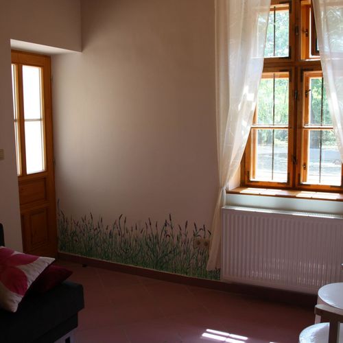 Camera twin la parter cu vedere spre curte