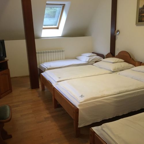 Pokój 4-osobowy na piętrze na poddaszu