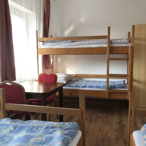 Camera cvadrupla tourist la etaj