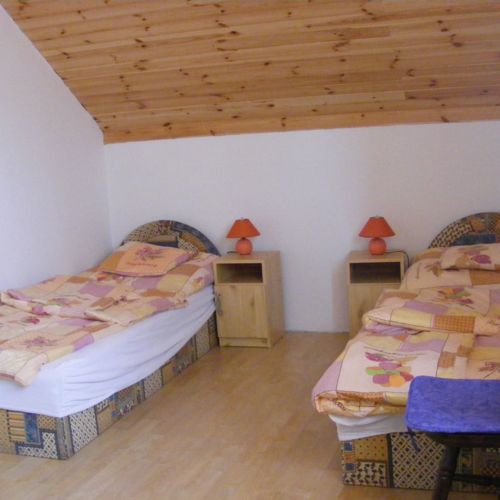 Camera twin la etaj cu baie (se poate solicita pat suplimentar)