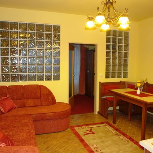 Apartman s klimatizací s privátní koupelnou mimo apartmán pro 4 os. se 2 ložnicemi