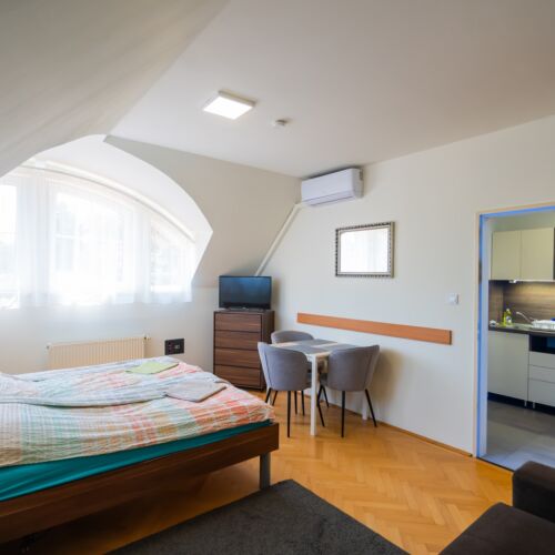 Apartman pro 3 os. s 1 ložnicí s výhledem do zahrady na poschodí