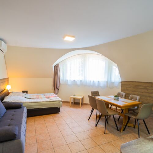 Apartman pro 6 os. se 2 ložnicemi na straně bazénu na poschodí