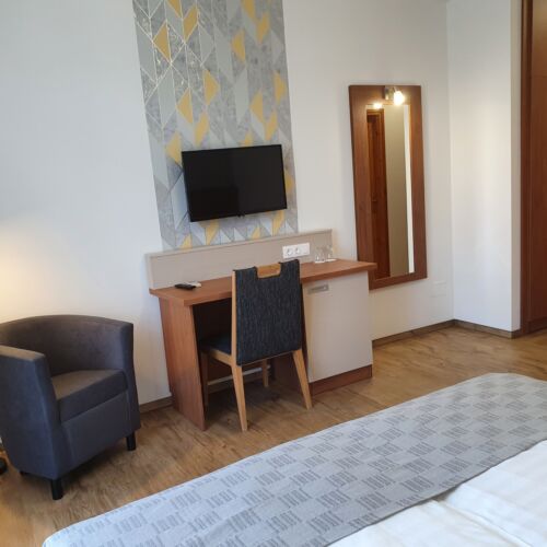 Camera dubla la etaj cu balcon (se poate solicita pat suplimentar)