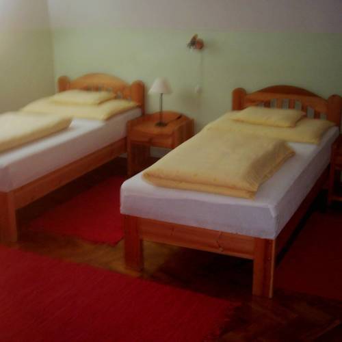Upstairs 2-Room Apartment for 4 Persons ensuite (extra bed available)