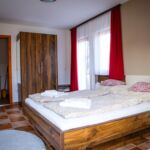 Emeleti erkélyes 2 fős apartman 1 hálótérrel (pótágyazható)