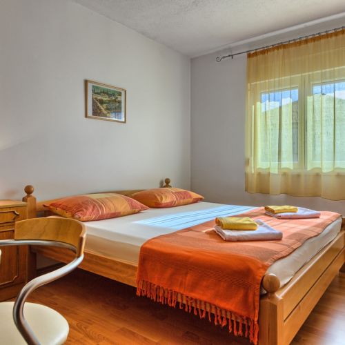 Pogled na vrt Comfort apartman za 6 osoba(e) sa 3 spavaće(om) sobe(om)