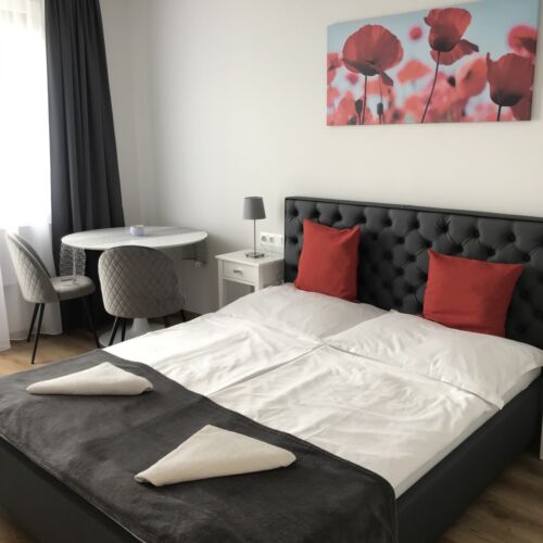 Apartament 4-osobowy z balkonem z widokiem na jezioro z 2 pomieszczeniami sypialnianymi