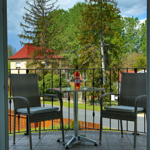 Apartament standard la mansardă cu 2 camere pentru 4 pers.