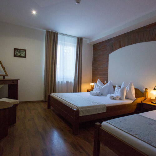 Camera tripla standard la etaj