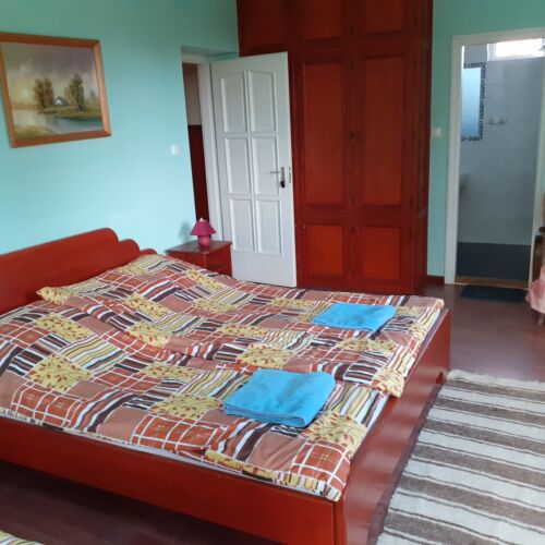 Camera dubla cu balcon cu vedere spre curte