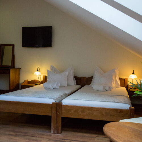 Camera cvadrupla standard la mansardă