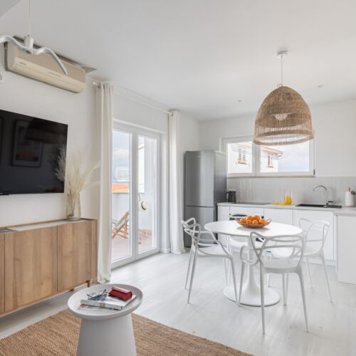 Apartament la etaj cu vedere spre mare cu 2 camere pentru 4 pers.