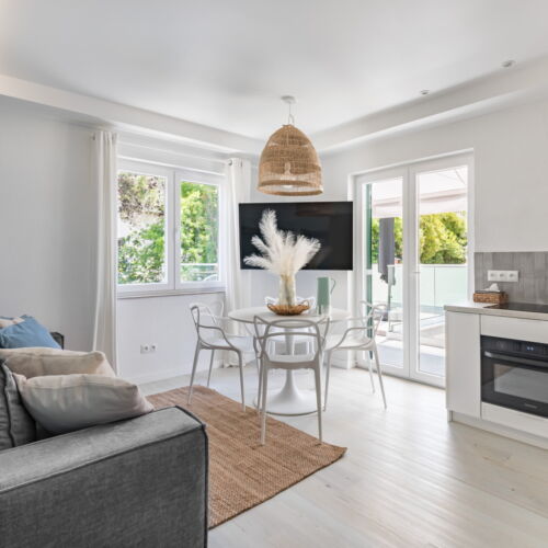 Apartament la etaj cu vedere parțială spre mare cu 3 camere pentru 6 pers.