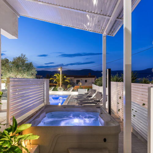 Apartament la parter cu vedere spre grădină cu 3 camere pentru 6 pers.