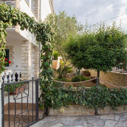 Apartament la parter cu vedere spre curte cu 3 camere pentru 6 pers.