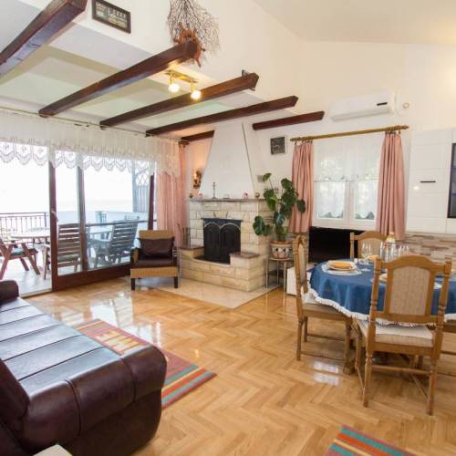 Apartament mansardă cu vedere spre mare cu 4 camere pentru 7 pers.