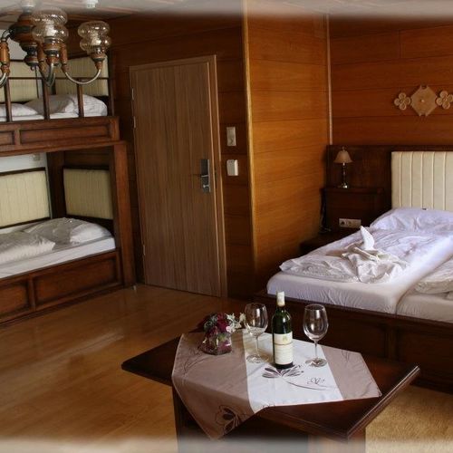 Camera cvadrupla standard cu grup sanitar