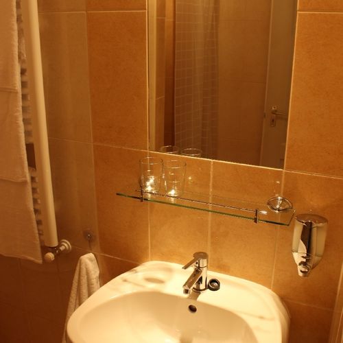 Camera tripla classic cu vedere spre parc (se poate solicita pat suplimentar)