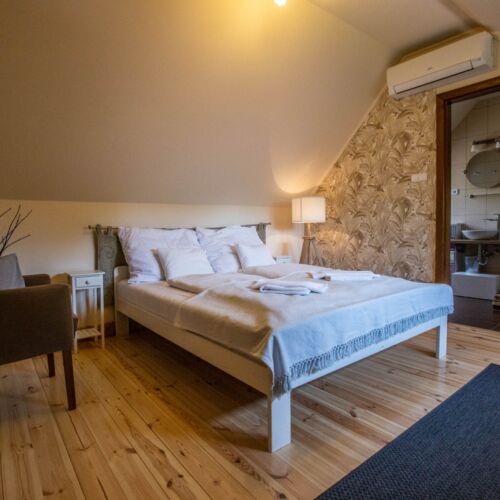 Doppelzimmer im Dachgeschoss mit Badezimmer