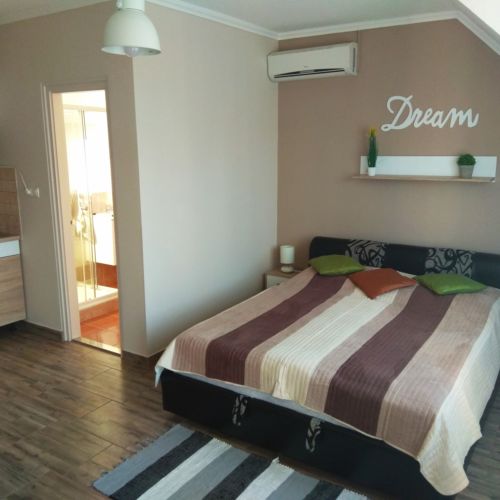 Apartman s balkónem s manželskou postelí s 1 ložnicí na poschodí