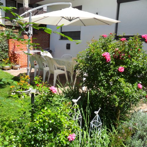 Apartament la parter cu vedere spre grădină cu 4 camere pentru 8 pers.