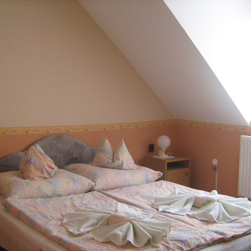 Camera twin mansardă la etaj (se poate solicita pat suplimentar)