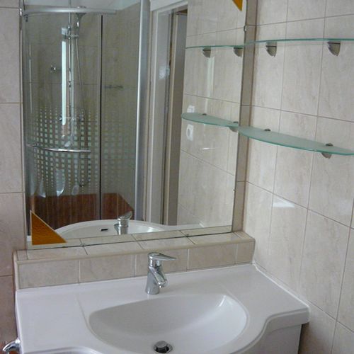 Apartament standard la parter cu 2 camere pentru 4 pers.