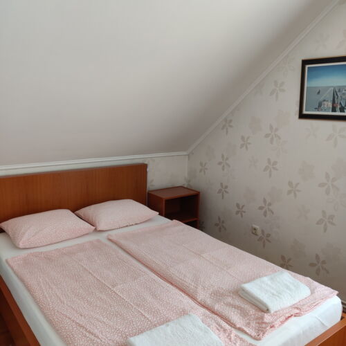 Apartament standard la mansarda cu 1 camera pentru 2 pers. (se poate solicita pat suplimentar)