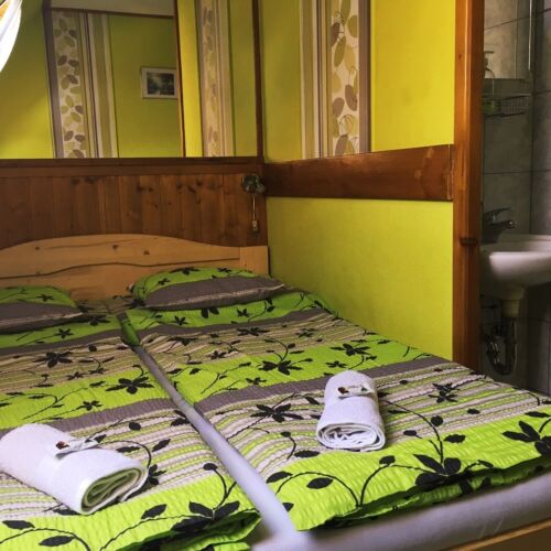 Apartman pro 3 os. s 1 ložnicí s výhledem do dvora na poschodí