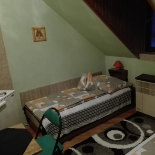 Emeleti fürdőszobás kétágyas szoba