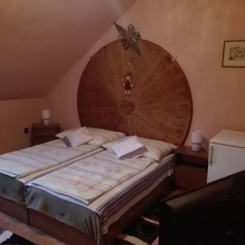 Emeleti fürdőszobás háromágyas szoba