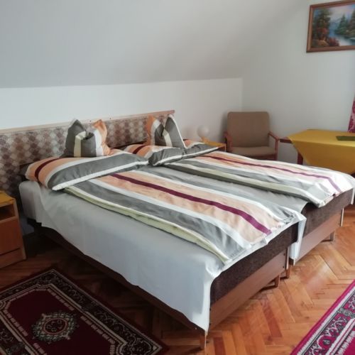 Pokój 2-osobowy na piętrze z łazienką (możliwa dostawka)