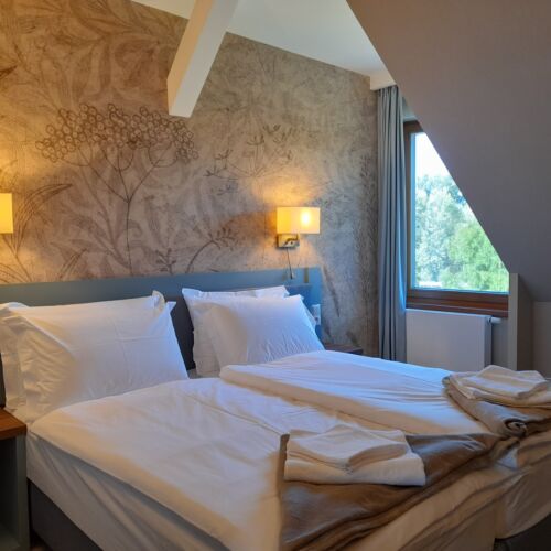 Camera twin superior la etaj