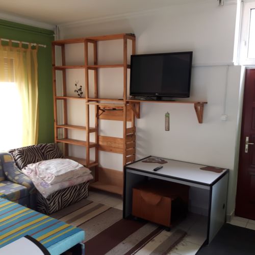 Apartament la parter cu chicinetă proprie cu 1 camera pentru 3 pers.