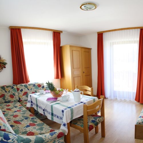 Apartman s balkónem s manželskou postelí s 1 ložnicí na poschodí