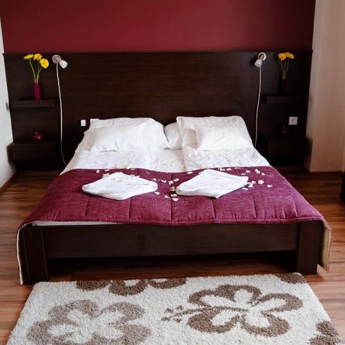 Camera twin superior cu balcon (se poate solicita pat suplimentar)