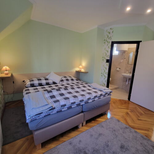 Camera twin la etaj cu balcon (se poate solicita pat suplimentar)