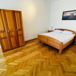 Apartman s klimatizací s manželskou postelí s 1 ložnicí v přízemí (s možností přistýlky)