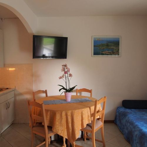 Apartament la parter b cu 2 camere pentru 4 pers. (se poate solicita pat suplimentar)