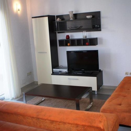 Apartament la parter cu vedere spre mare cu 2 camere pentru 4 pers.