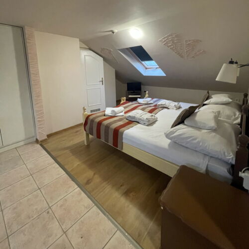 Camera cvadrupla family la mansardă