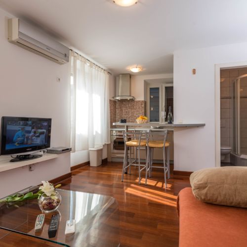 Upstairs 1-Room Family Apartment for 2 Persons (extra beds available)