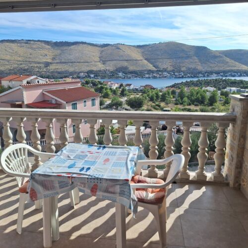 Apartament la etaj cu vedere spre mare cu 1 camera pentru 2 pers. (se poate solicita pat suplimentar)