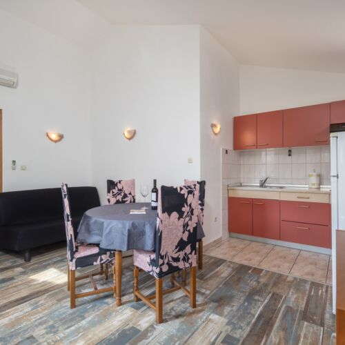 Apartament a3 cu vedere spre mare cu 2 camere pentru 4 pers. (se poate solicita pat suplimentar)