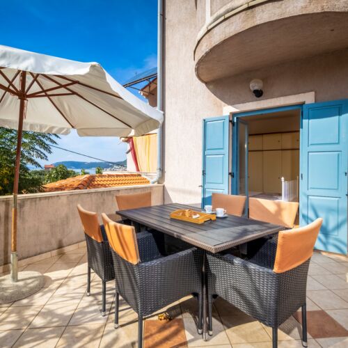 Apartament a1 cu vedere parțială spre mare cu 2 camere pentru 4 pers. (se poate solicita pat suplimentar)