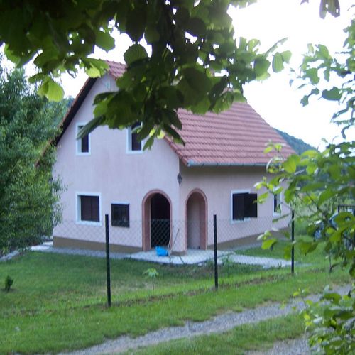 Casă de vară familial(ă) întreaga unitate pentru 9 pers. (se inchirieaza doar integral)