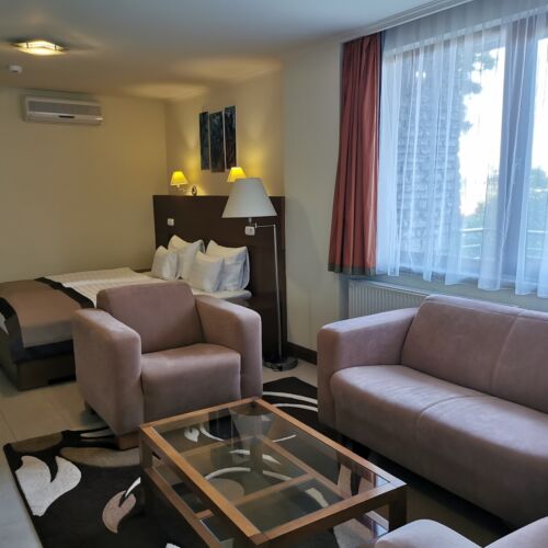 Upstairs Exclusive 2-Room Suite for 4 Persons